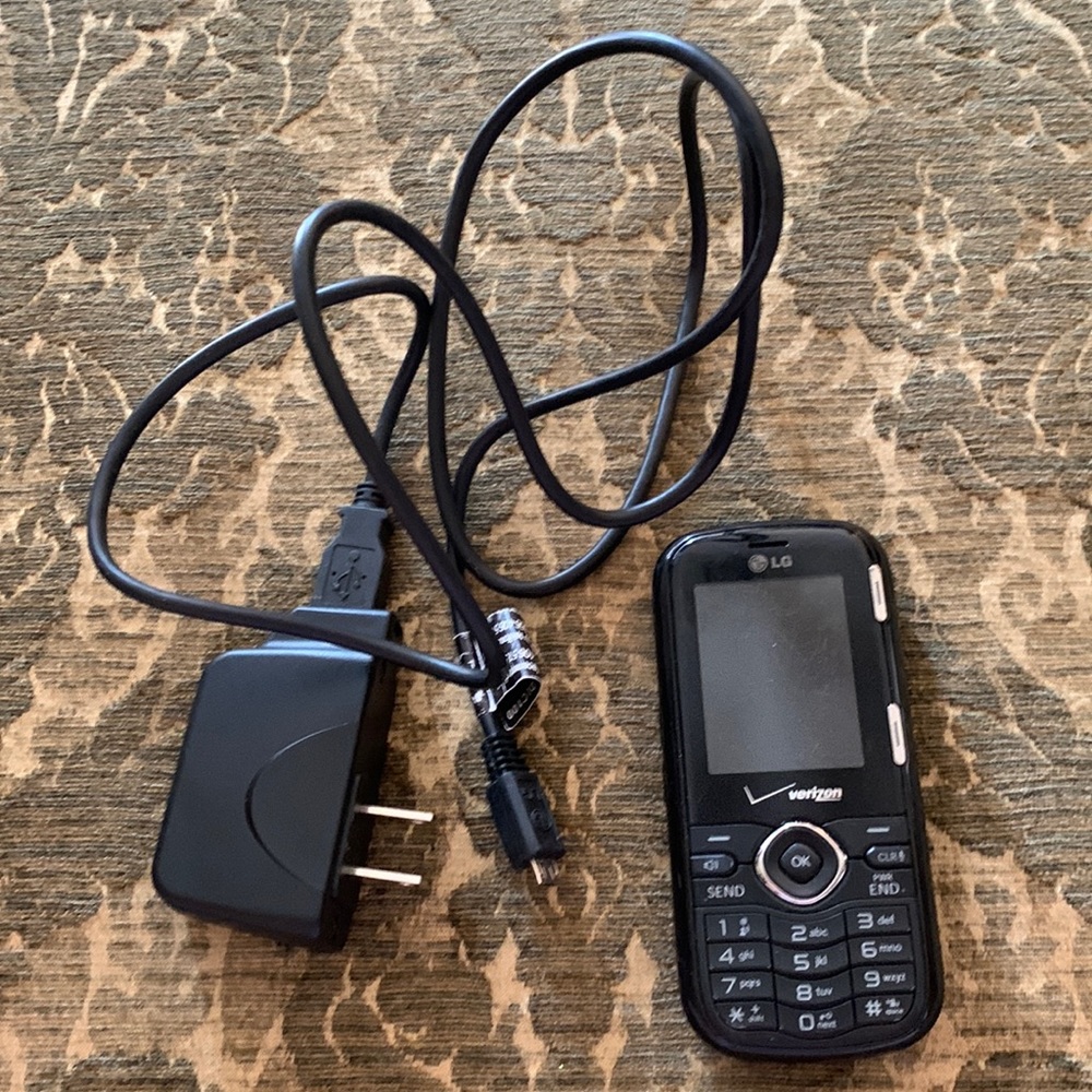 PHONE:VERIZON LG BLACKBERRY WITH CAMERA/CORDS :FLIP SLID